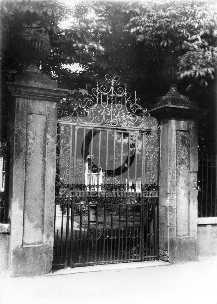 Basford House -gates