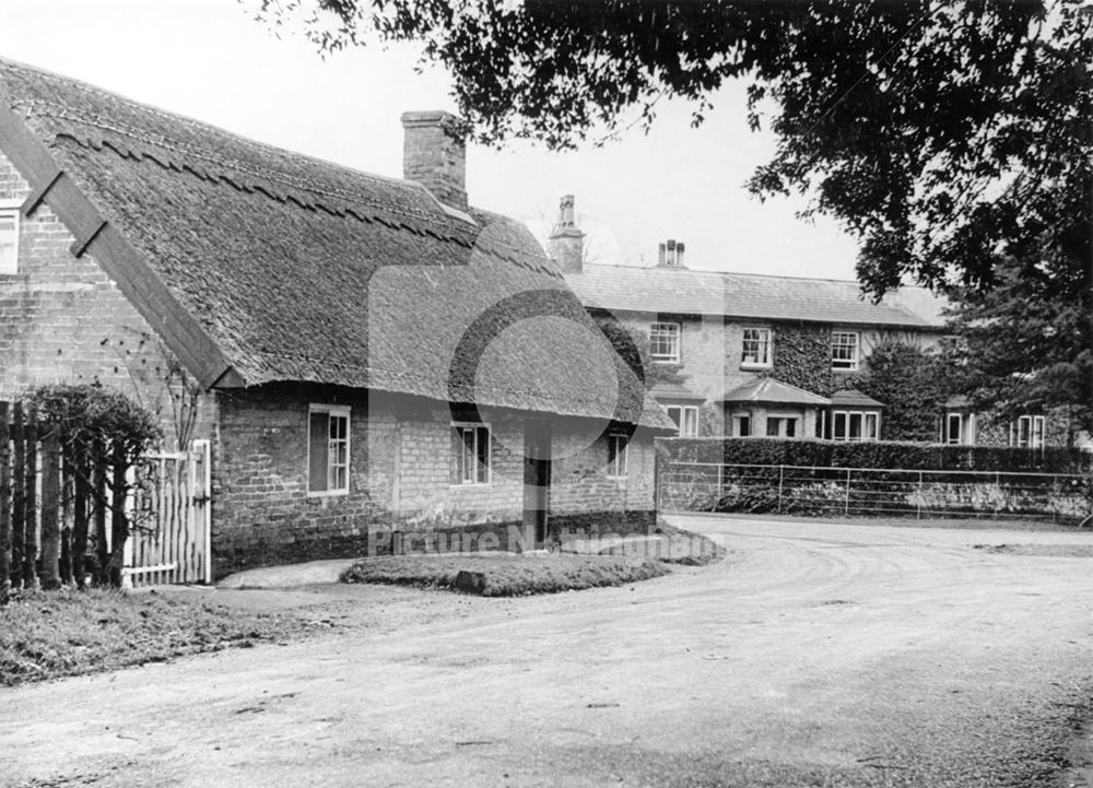 Old thatched cottage - Clifton Village