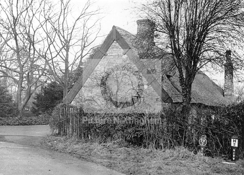 Old thatched cottage - Clifton Village