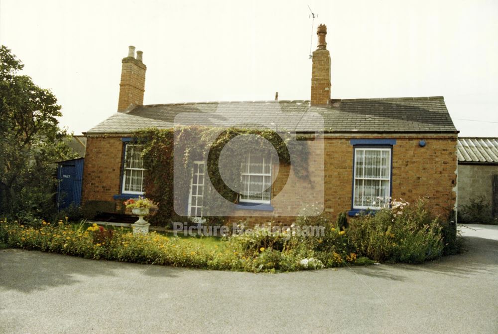 The Cottage by Clayton's Wharf boatyard, Nottingham Canal