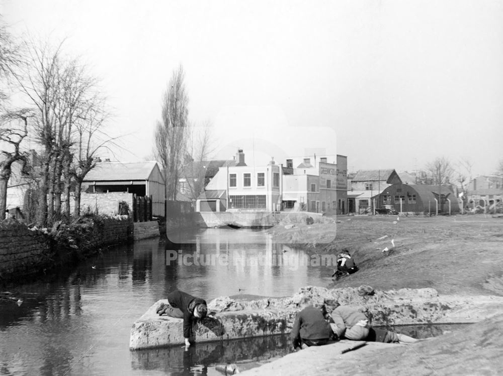 Children playing by the River Leen