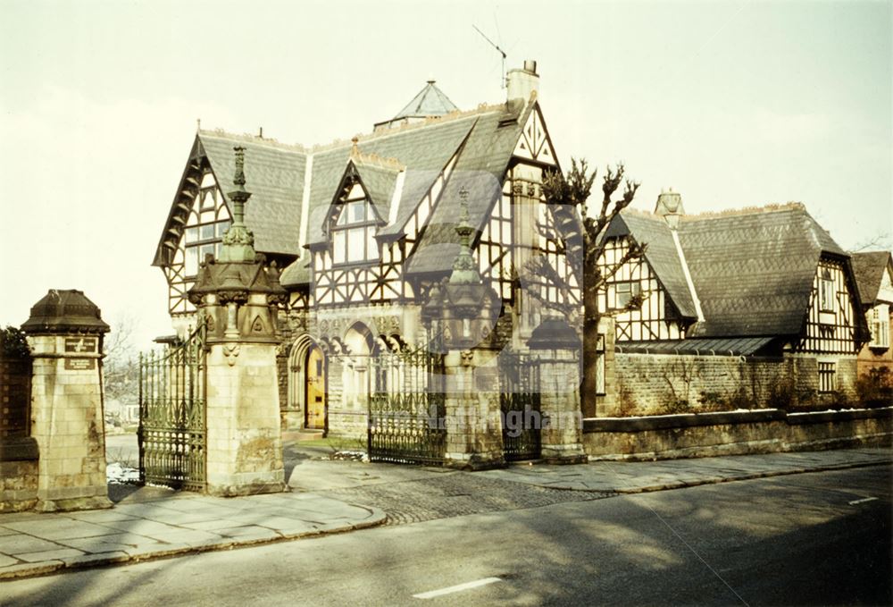 Malvern House - Lodge and entrance to driveway