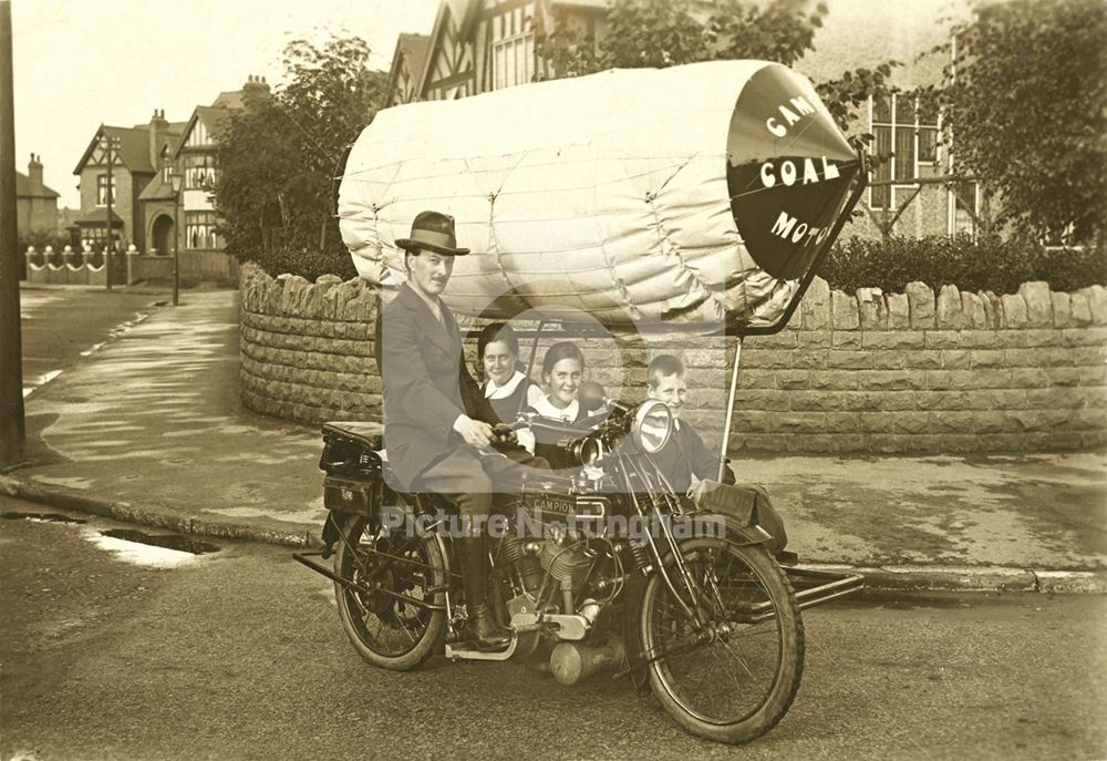 Family in a Campion coal gas motorcycle, registration AUL96, Nottingham, 1916