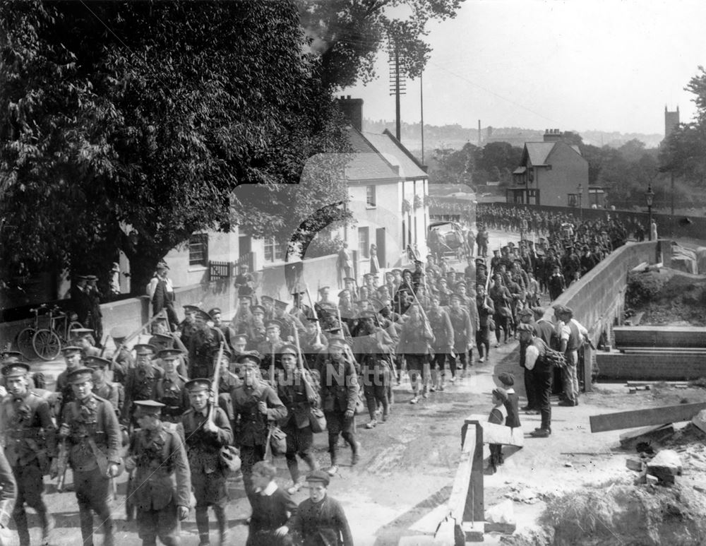 Soldiers of the Sherwood Foresters (?) march over the River Leen bridge, past the Rose and Crown. (t