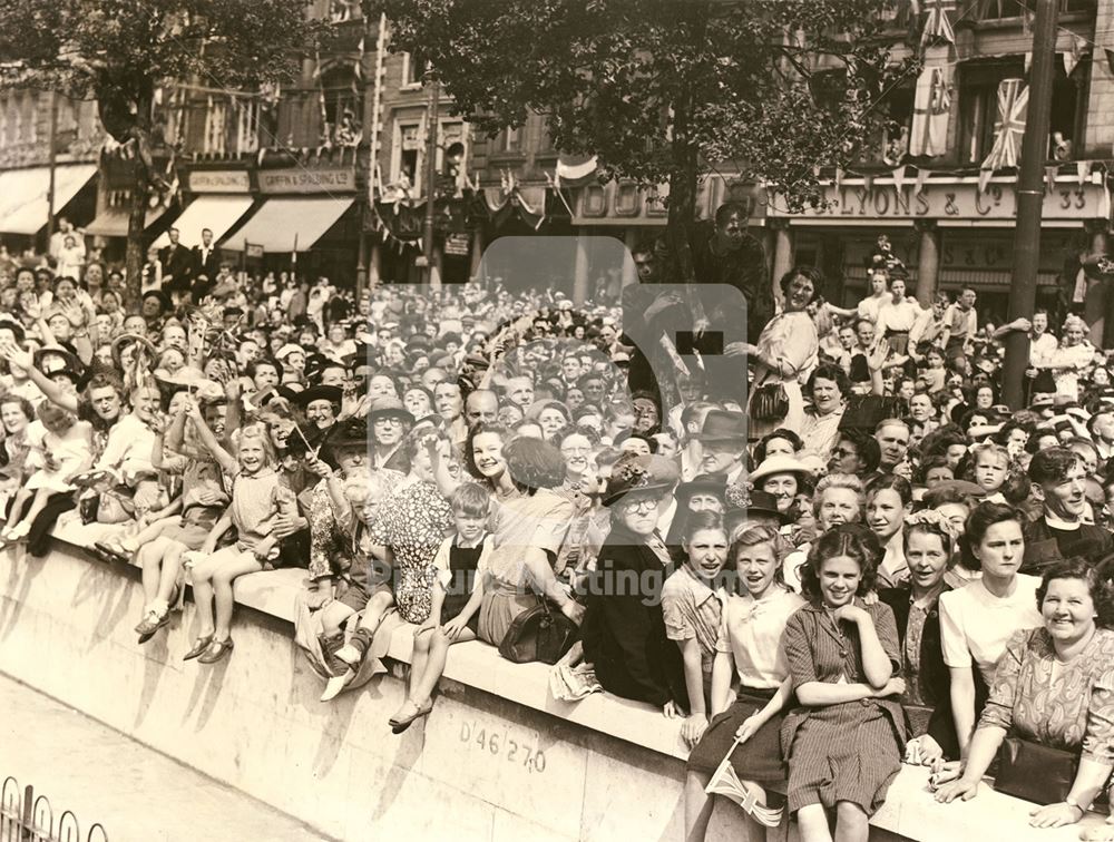 Crowds during the Royal visit of Princess Elizabeth and the Duke of Edinburgh