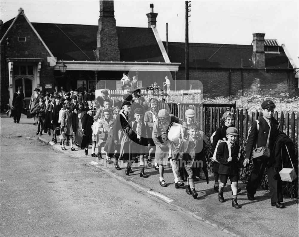 Evacuated children arriving in Bingham, 1940