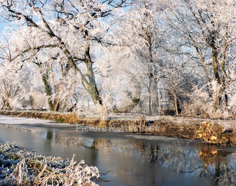 Looking west on a frosty day near Bassingfield