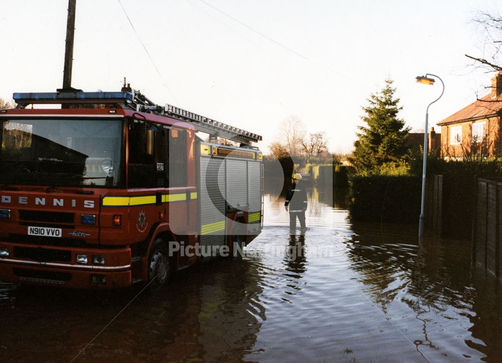 Floods in Lowdham: Longmoor Avenue - looking towards the A6097