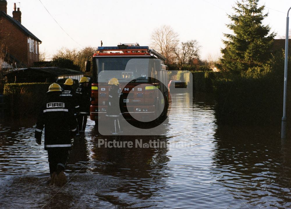 Floods in Lowdham: Longmoor Avenue - looking towards the A6097