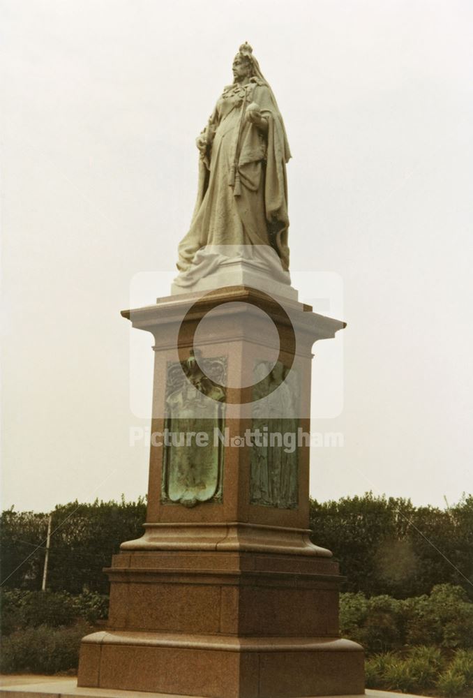 Queen Victoria's Statue, Memorial Garden, Victoria Embankment, 1982