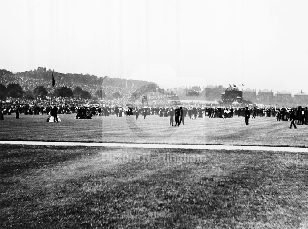 Crowds on the Forest, c 1897