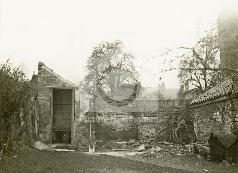 Yard of 32 Mason's Avenue, Thorneywood, Nottingham, 1931