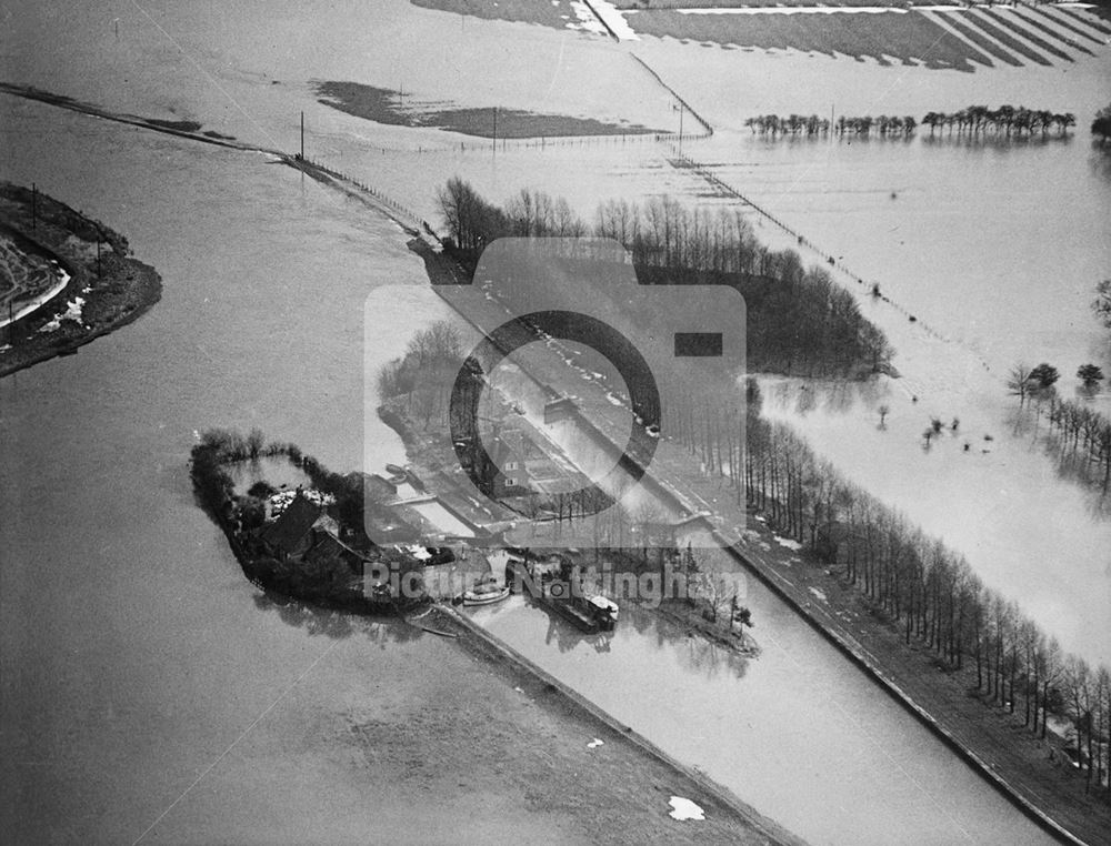 Aerial view of floods, Holme Lock, River Trent, Holme Pierrepont, 1947