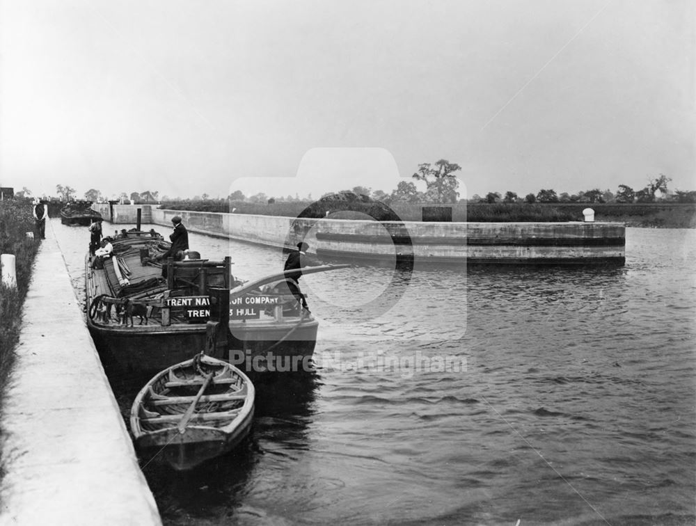 Cromwell Lock on the River Trent, Cromwell, c 1915