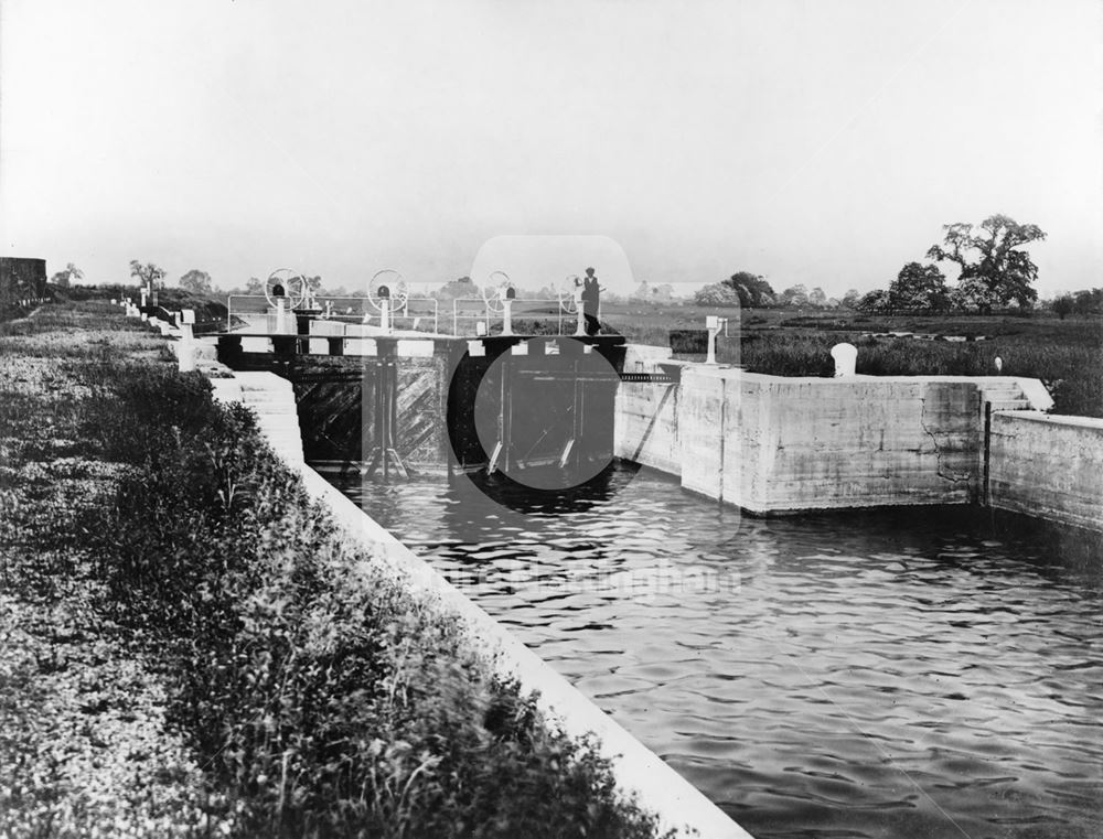 Cromwell Lock on the River Trent, Cromwell, c 1915