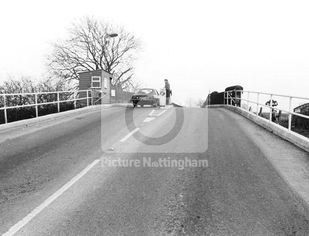 Dunham Toll Bridge, Dunham-on-Trent, 1977