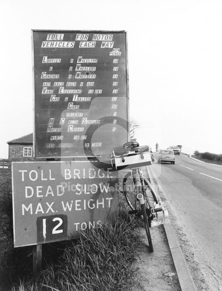 Dunham Toll Bridge, Dunham-on-Trent, 1977