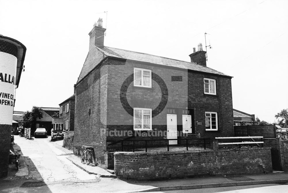 31 and 33 Main Road, Radcliffe on Trent, 1977